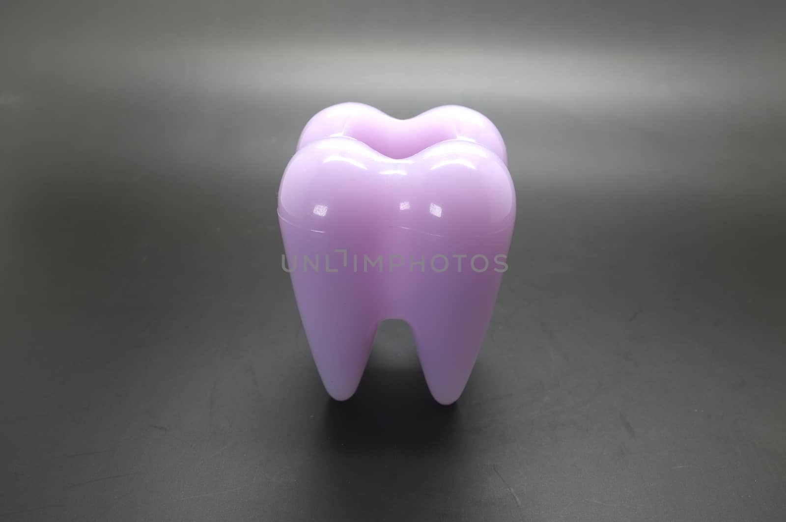 Human tooth model with hole