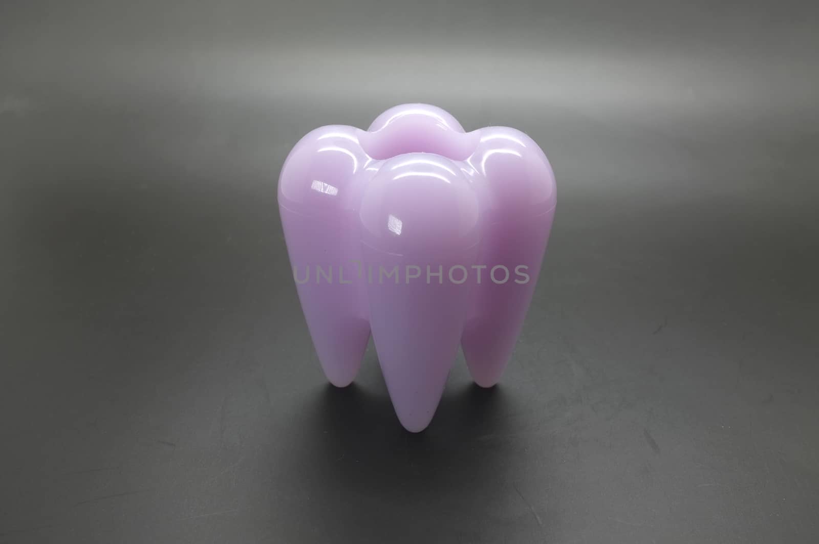 Human tooth model with hole