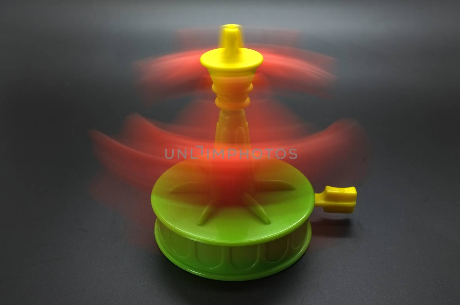 Amusement spinning toy with motion blur