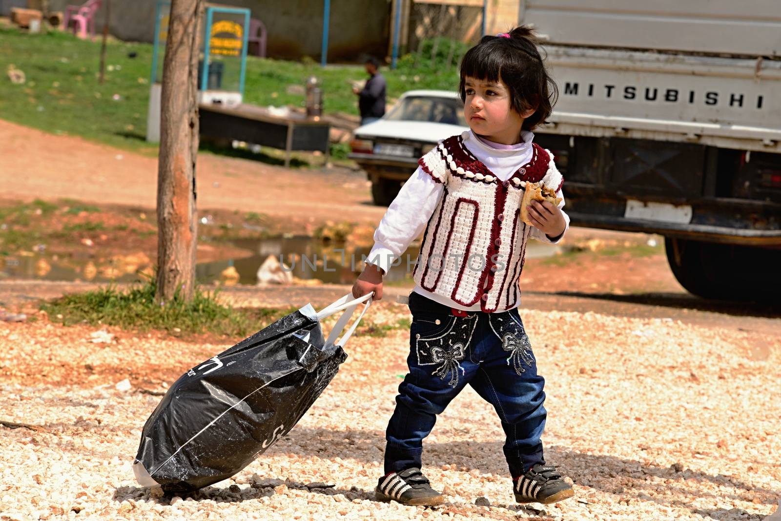 many children returning into Konbane with their parents. 3.4.2015, Kobane, Syria