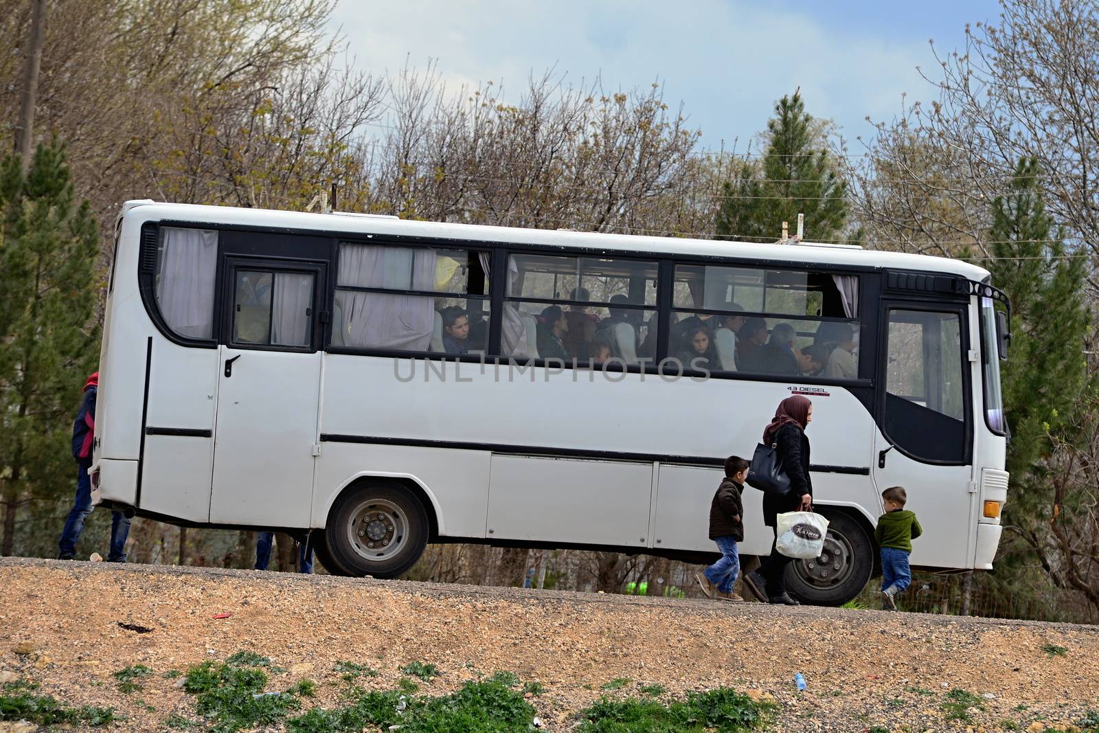 many children returning into Konbane with their parents. 3.4.2015, Kobane, Syria