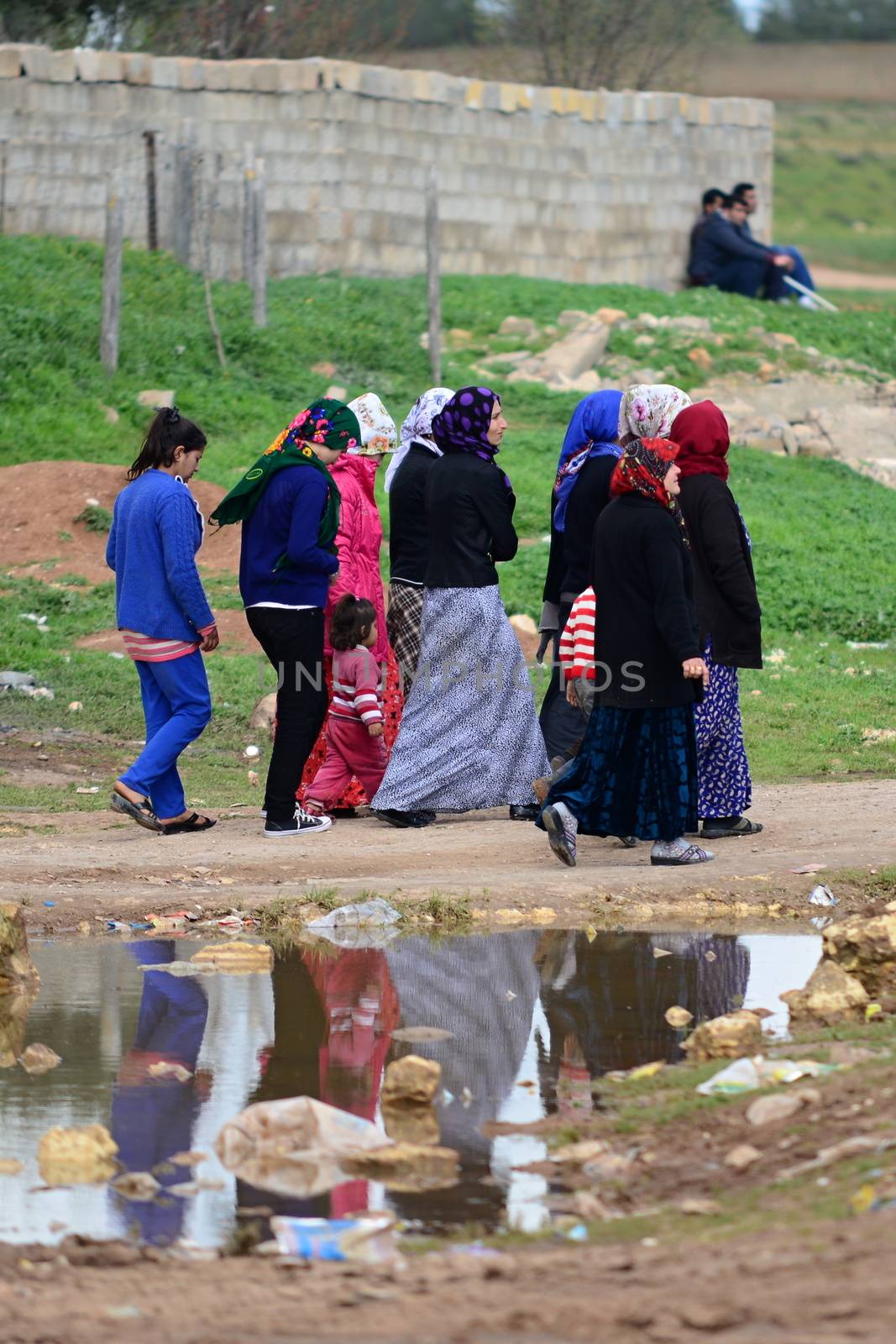 many children returning into Konbane with their parents. 3.4.2015, Kobane, Syria