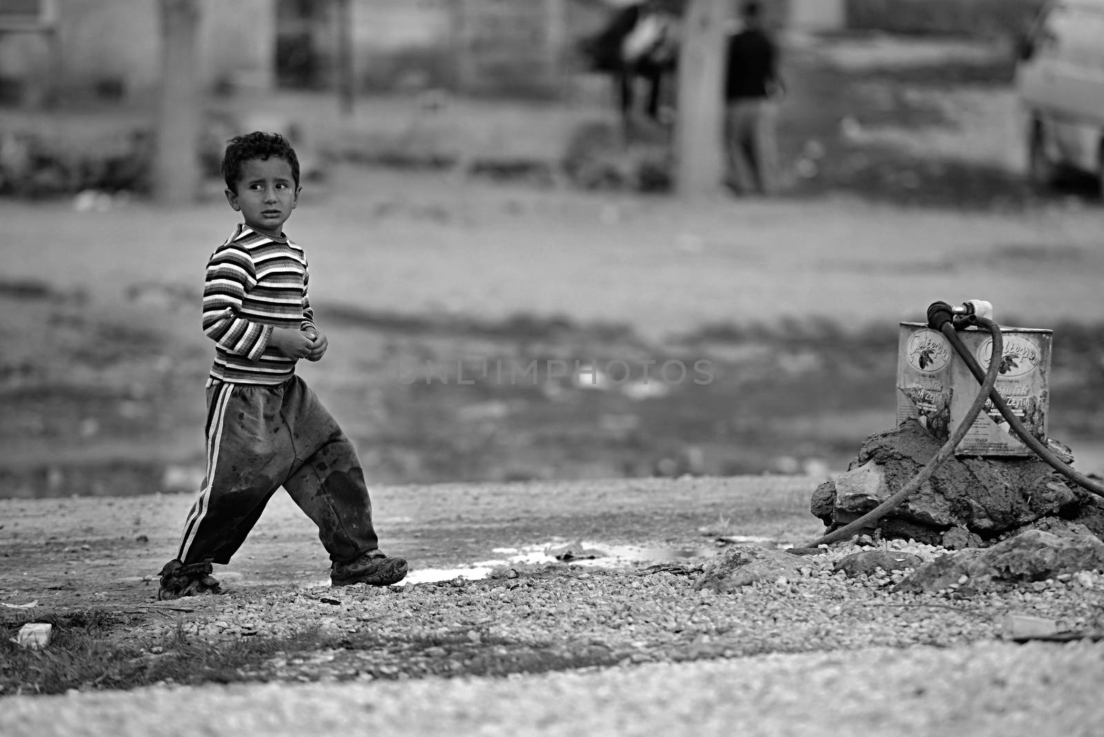 many children returning into Konbane with their parents. 3.4.2015, Kobane, Syria