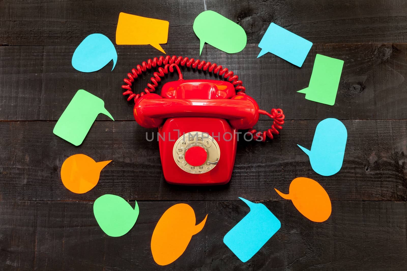 The telephone and the speech ballons by andongob