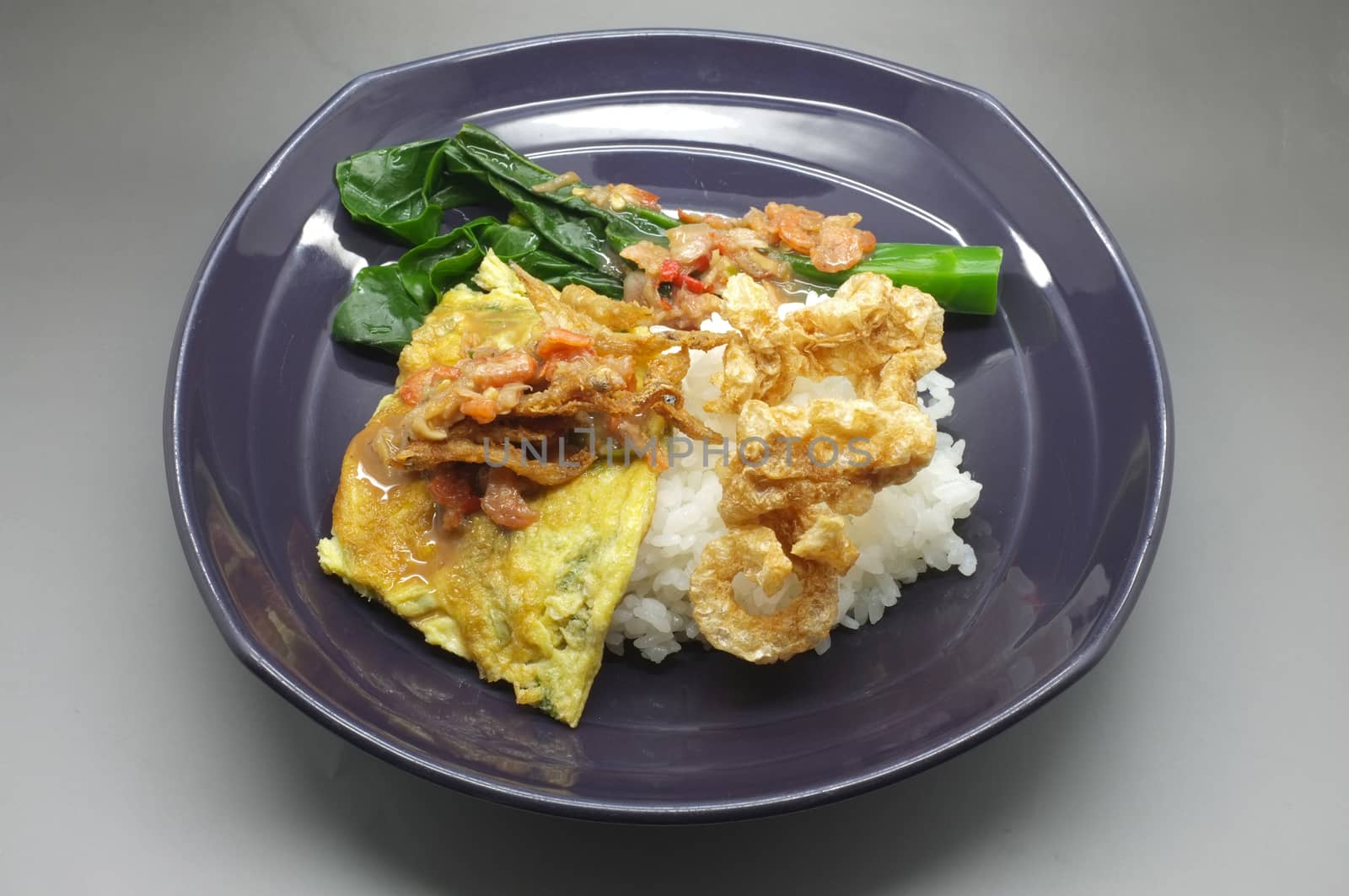 Boiled rice with Shrimp paste chili sauce with green vegetable and crispy pork, Thai food