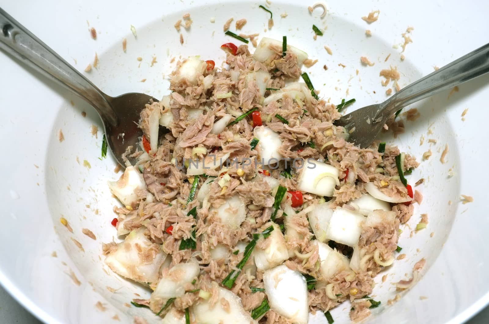 Spicy tuna salad, Thai style