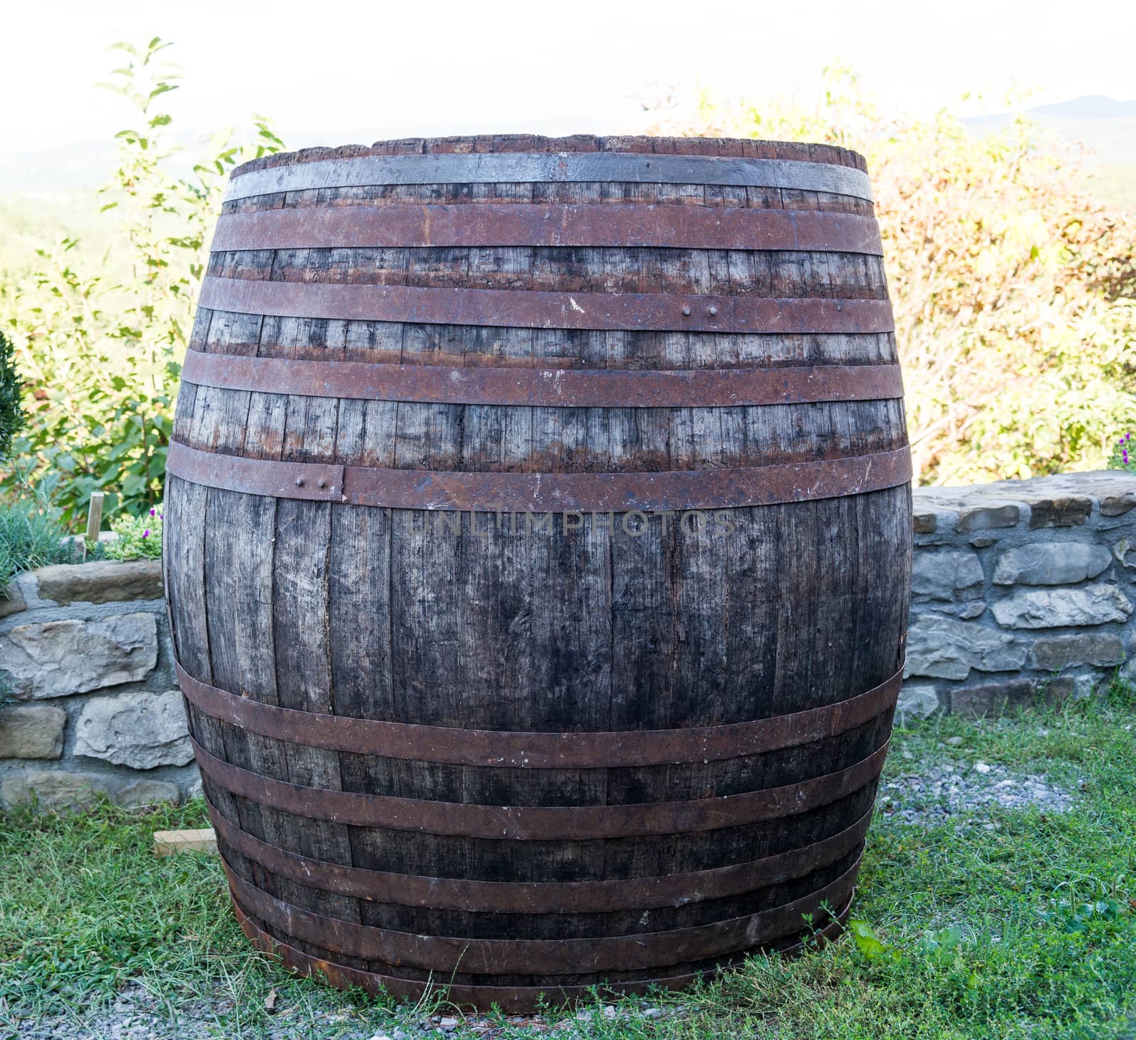 a big old wooden barrel for water or wine