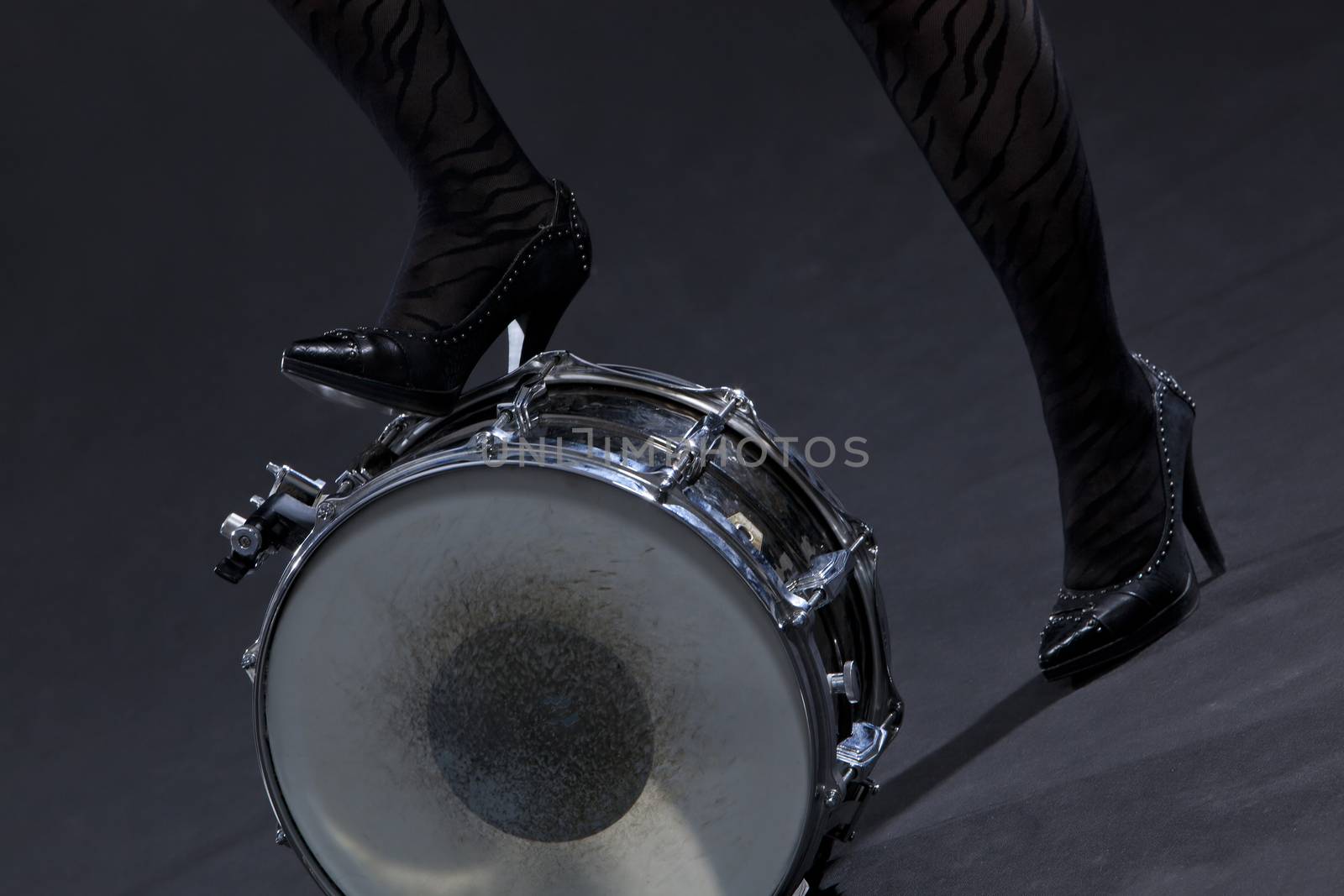 Snare drum and high hells