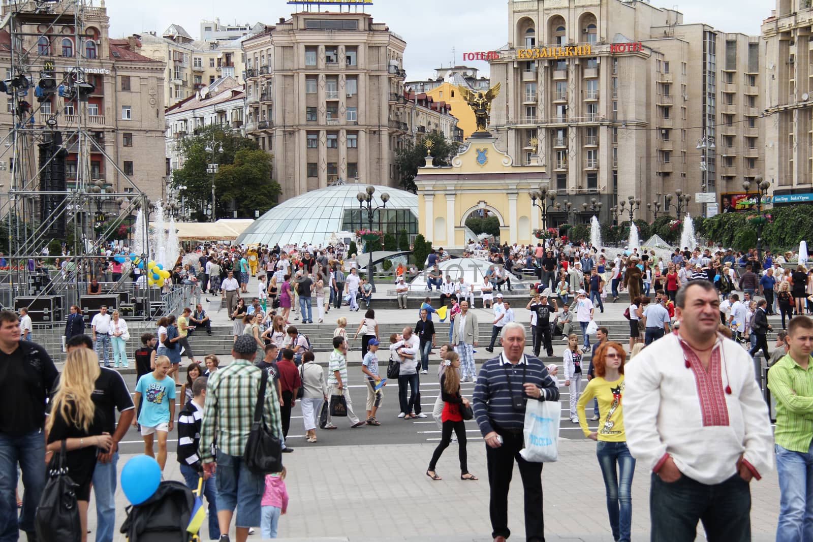 Crowded Independece Square in Kiev by Aarstudio