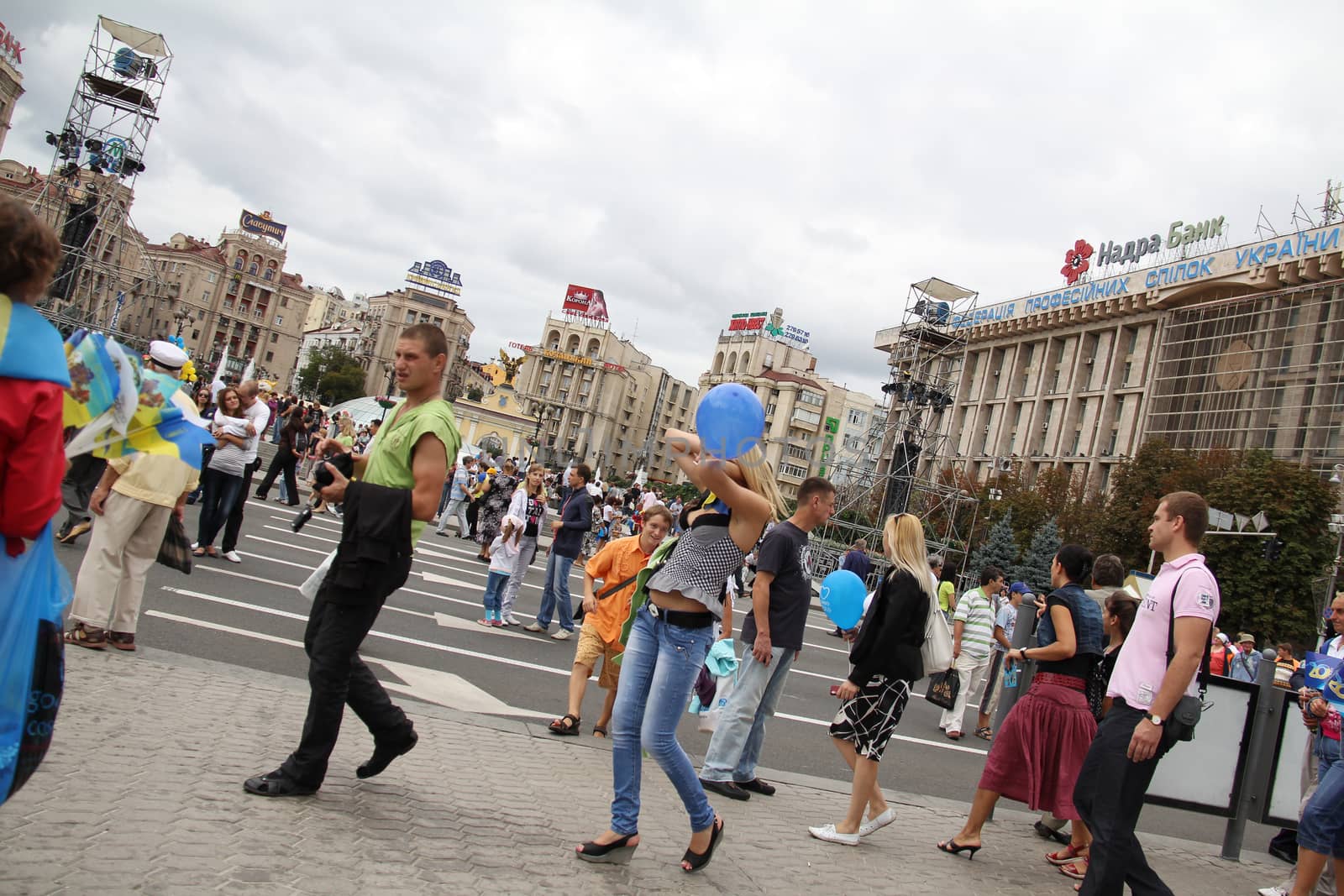 Crowded Independece Square in Kiev by Aarstudio