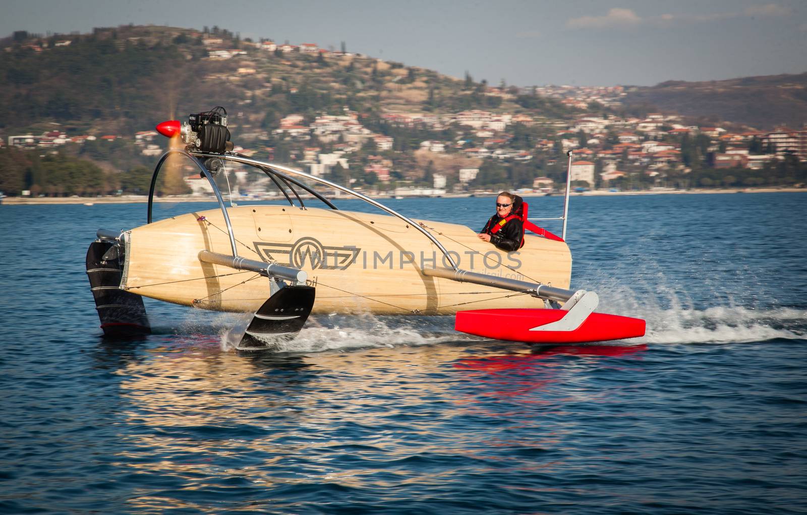 Motorised vessel on foils in the sea