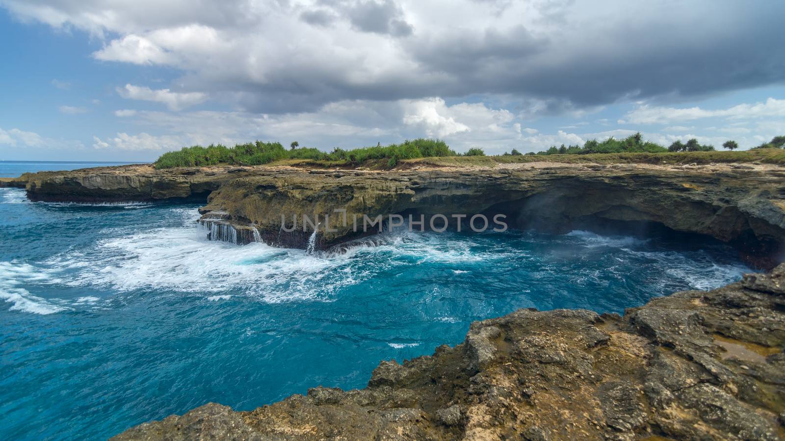 Waves on the rocks near the island of Lembongan near Bali by BIG_TAU