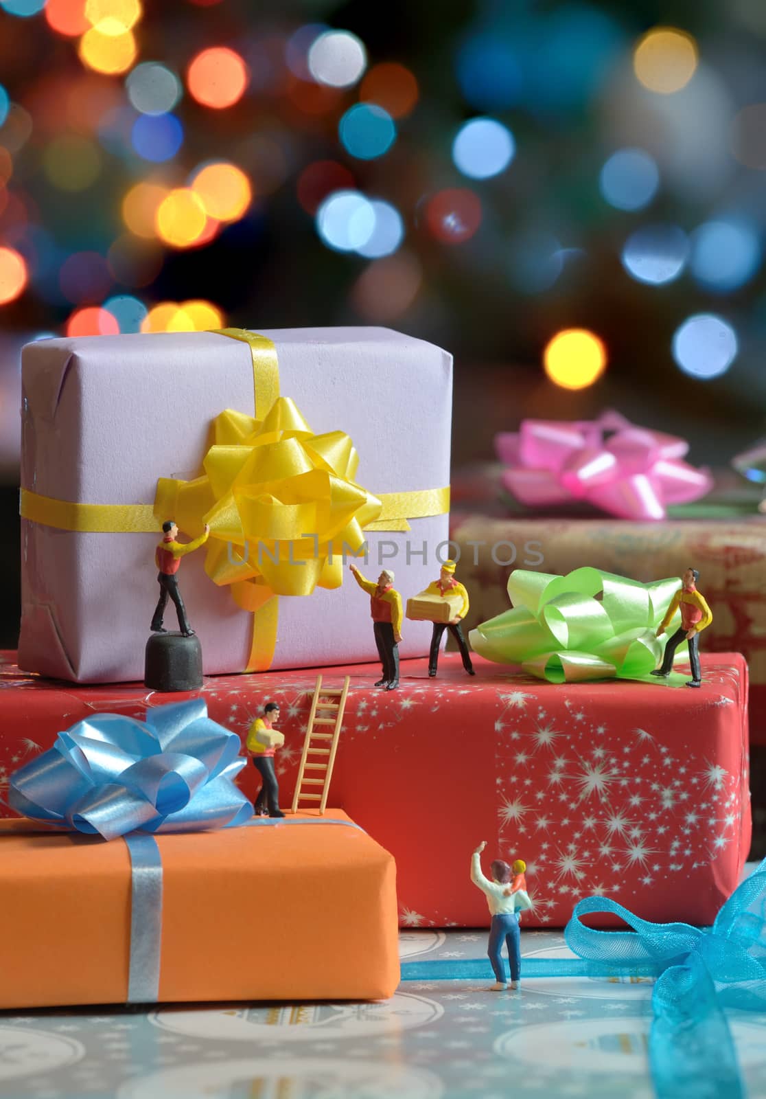Miniature courier figurines packaging gift boxes