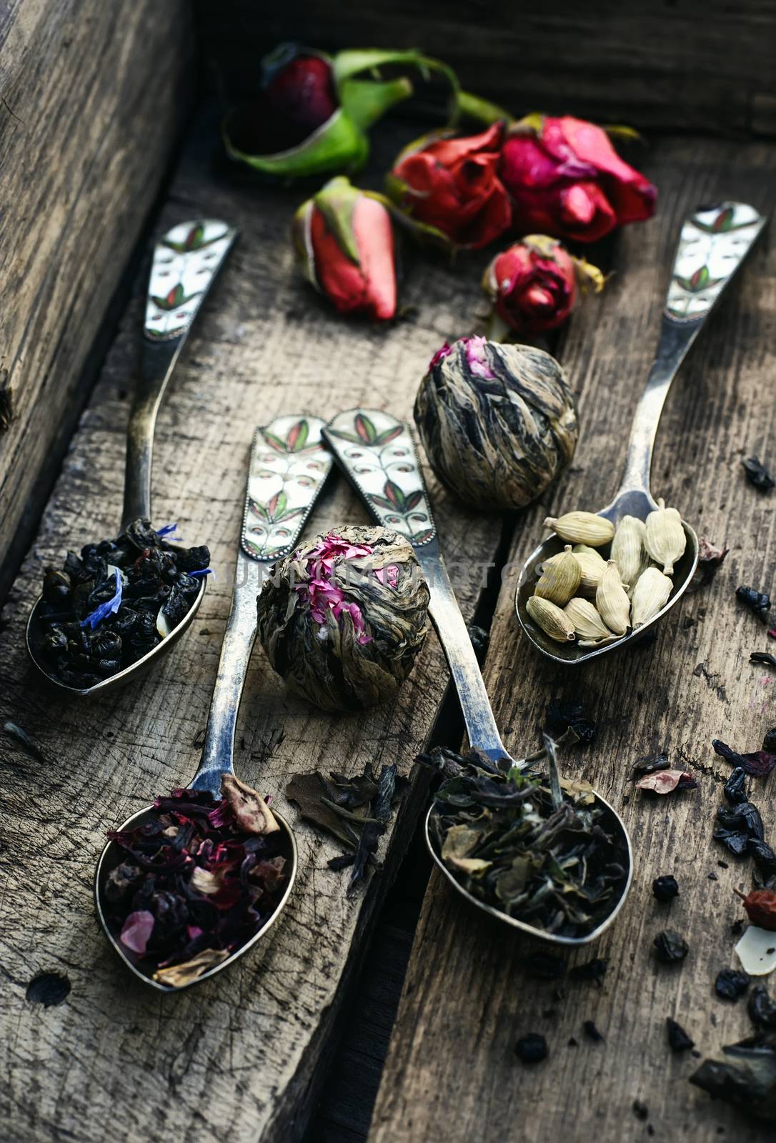 Four teaspoons of brew different varieties on the background of the straine