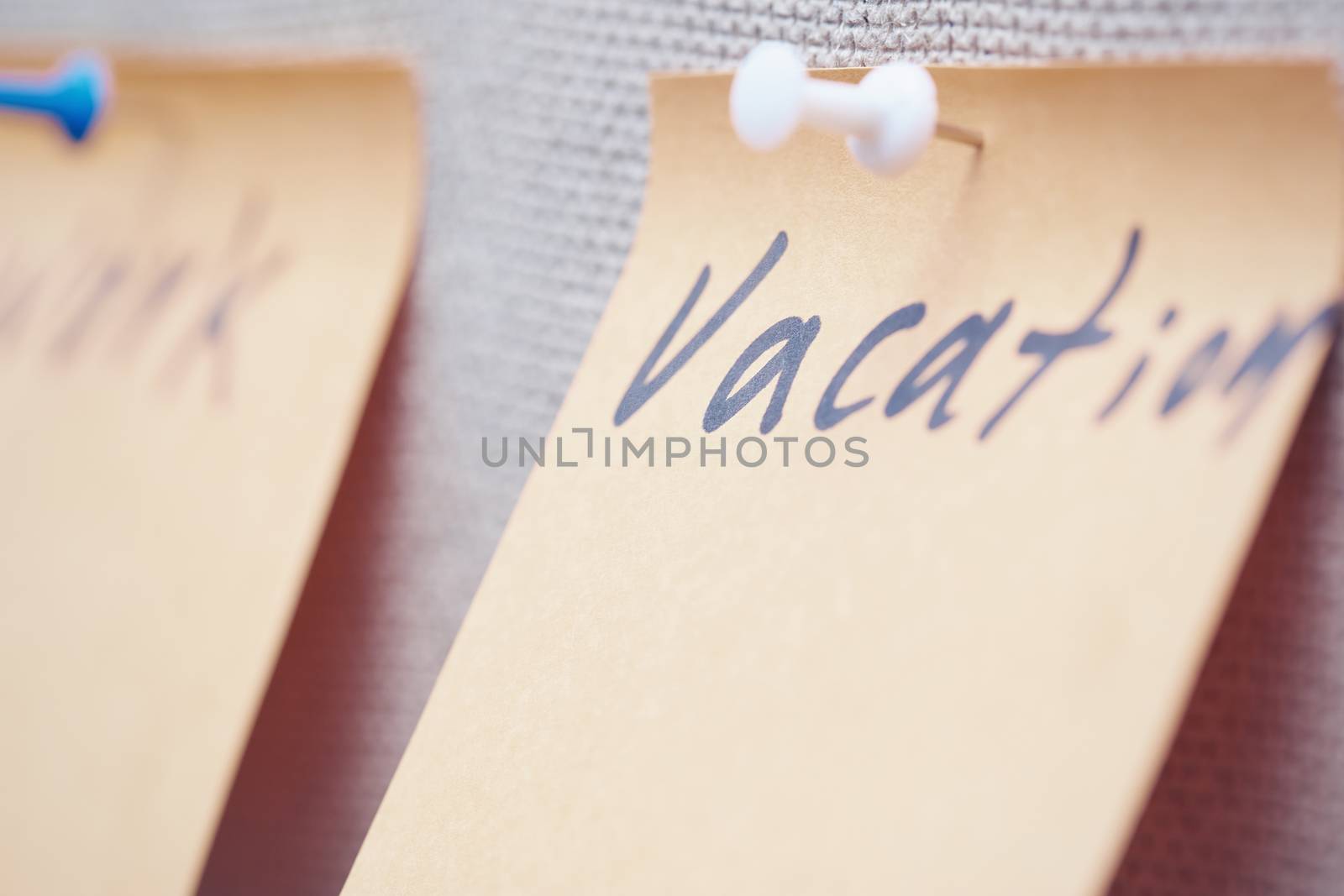 Adhesive note with Vacation text on a label