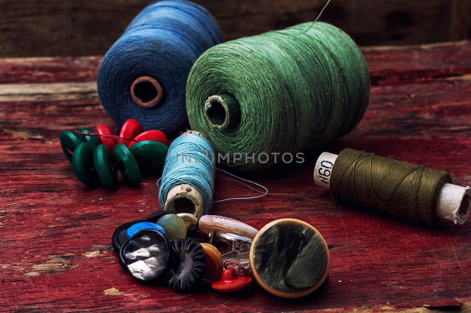 set foto with sewing thread,scissors and buttons