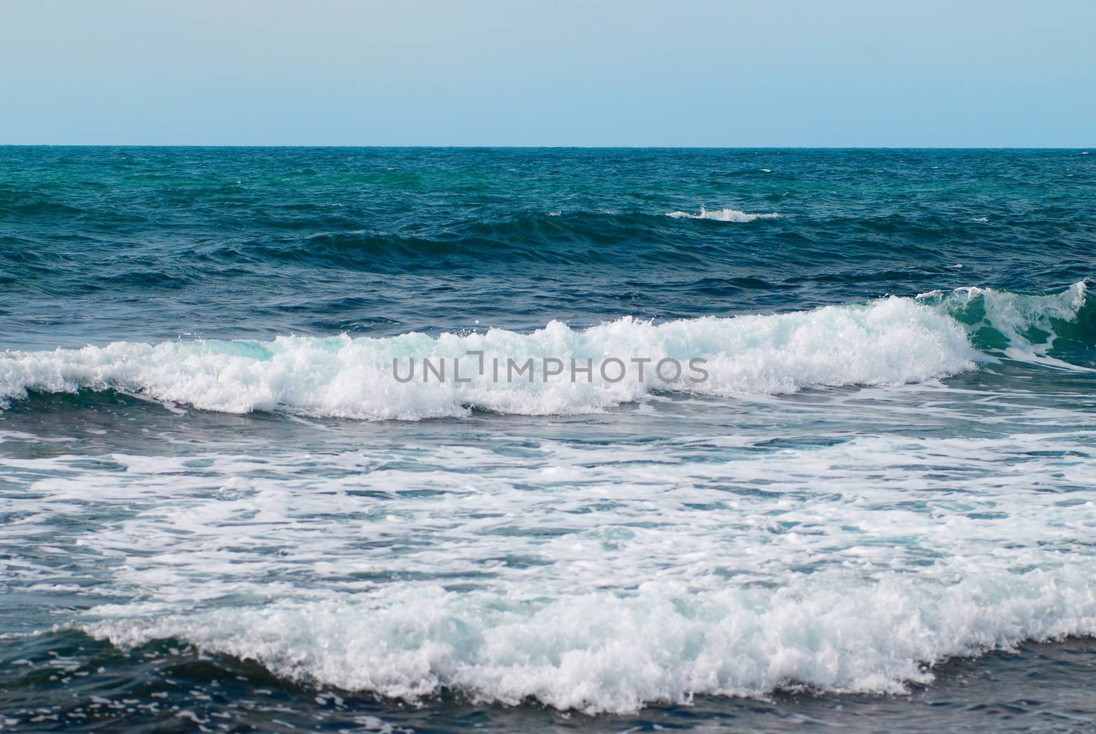 Sea, waves and clouds by vapi