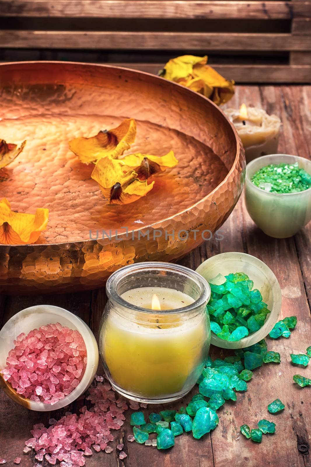 Mineral flavored salt for relaxation and massage in retro style
