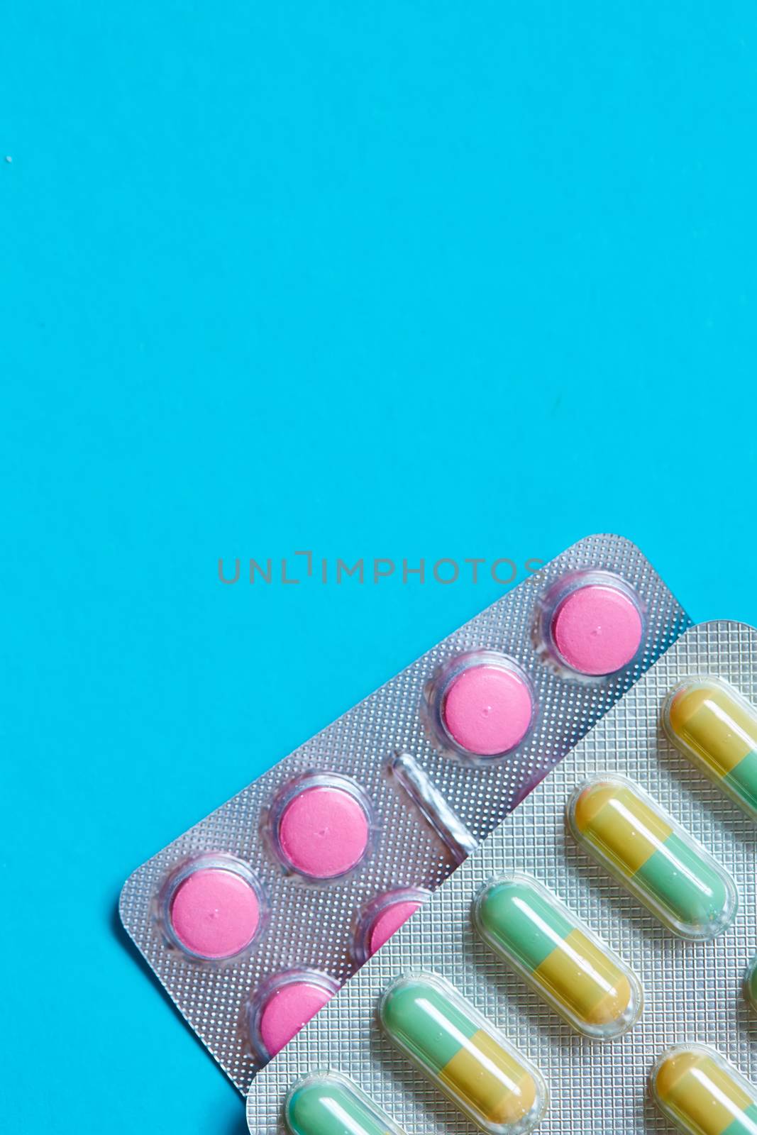 Tablets. Medicine symbol. by sarymsakov
