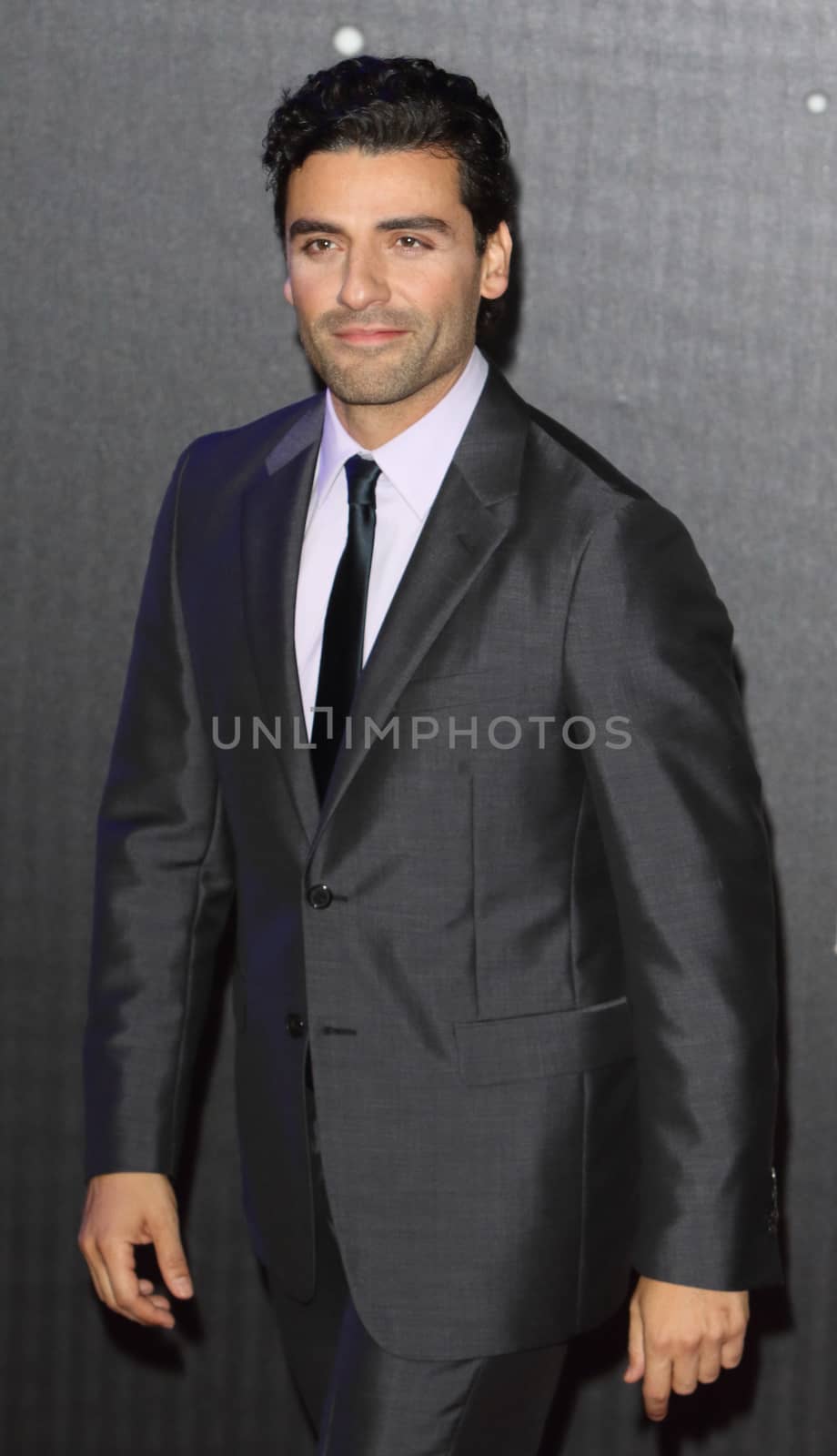 UNITED-KINGDOM, London : The Guatemalan actor plays newcomer Poe Dameron in last episode of Star Wars Oscar Isaac poses for photographers while Star Wars cast, crew and celebrities hit the red carpet for the last episode The Force Awakens European Premiere on December 16, 2015 in central London.   	