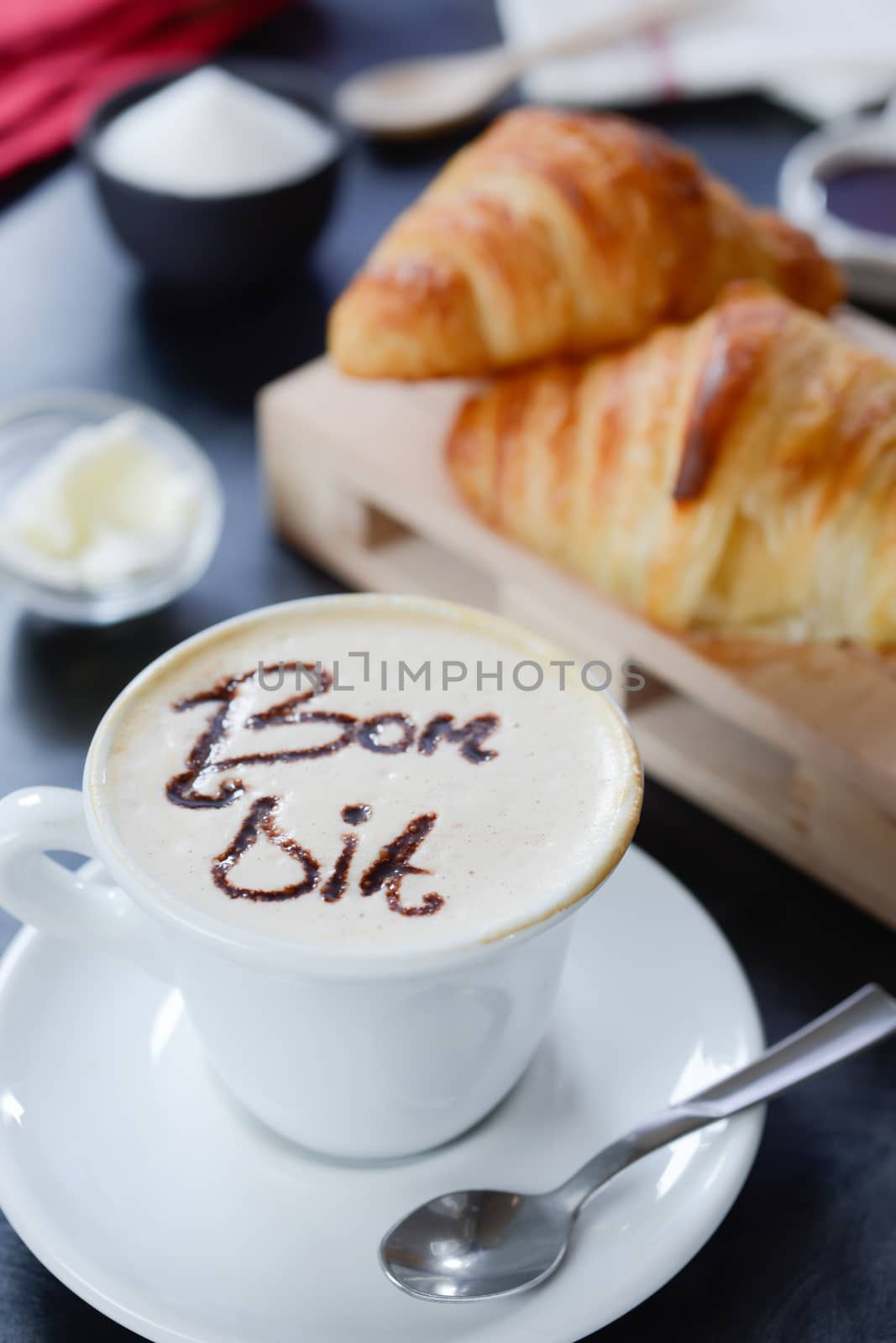 Cappuccino decorato e croissant