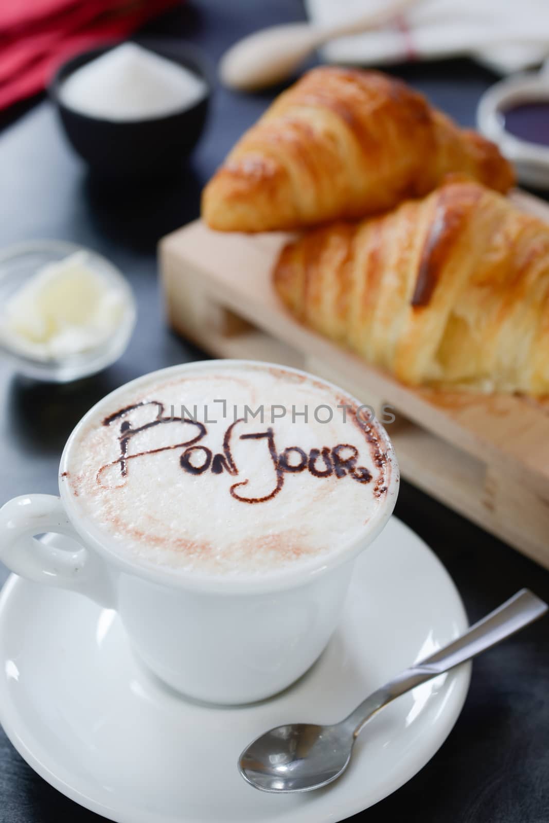 Cappuccino decorato e croissant