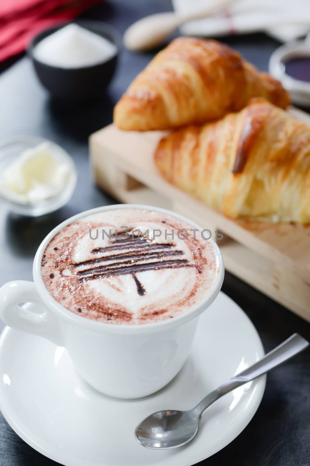 Cappuccino decorato e croissant