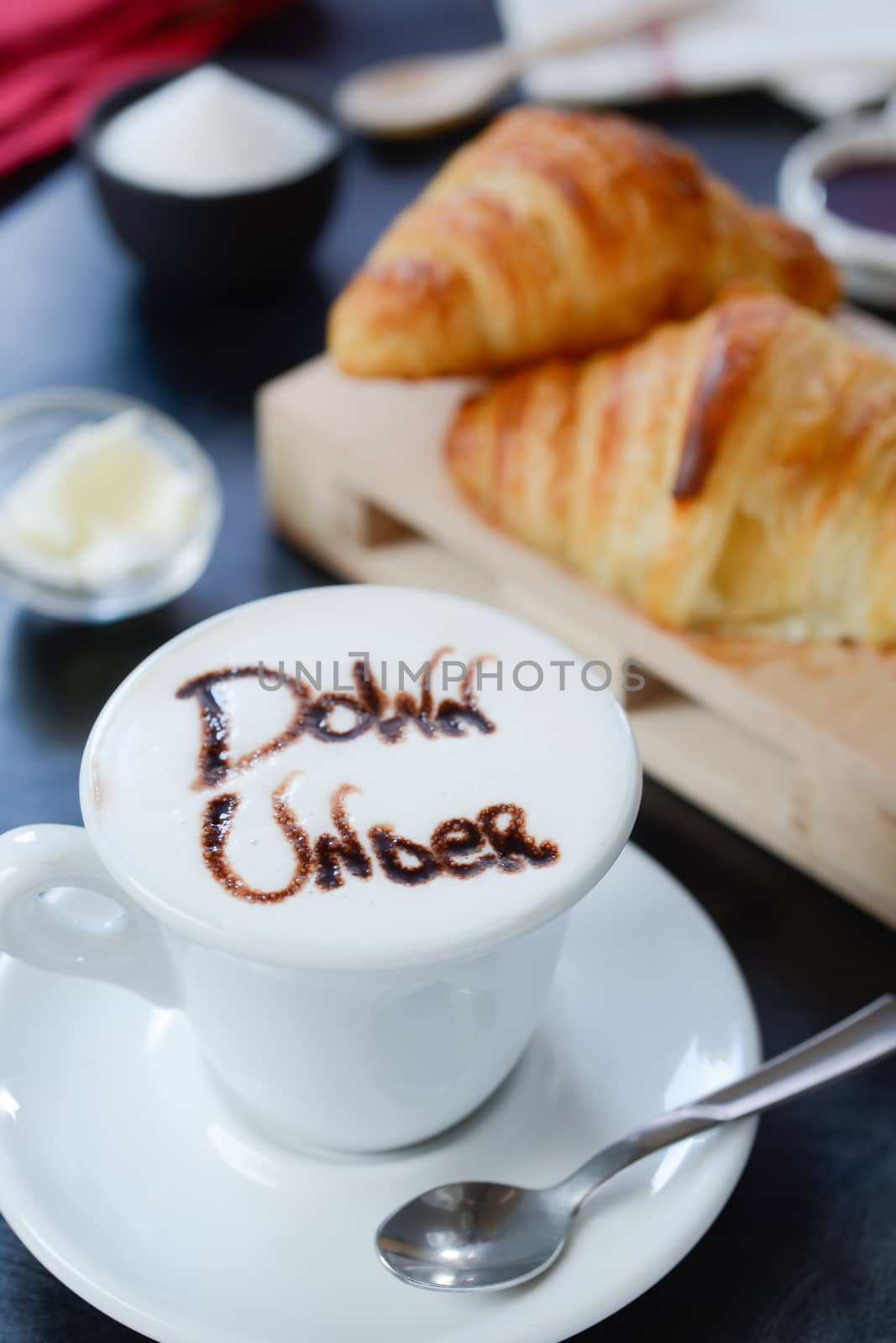 Cappuccino decorato e croissant