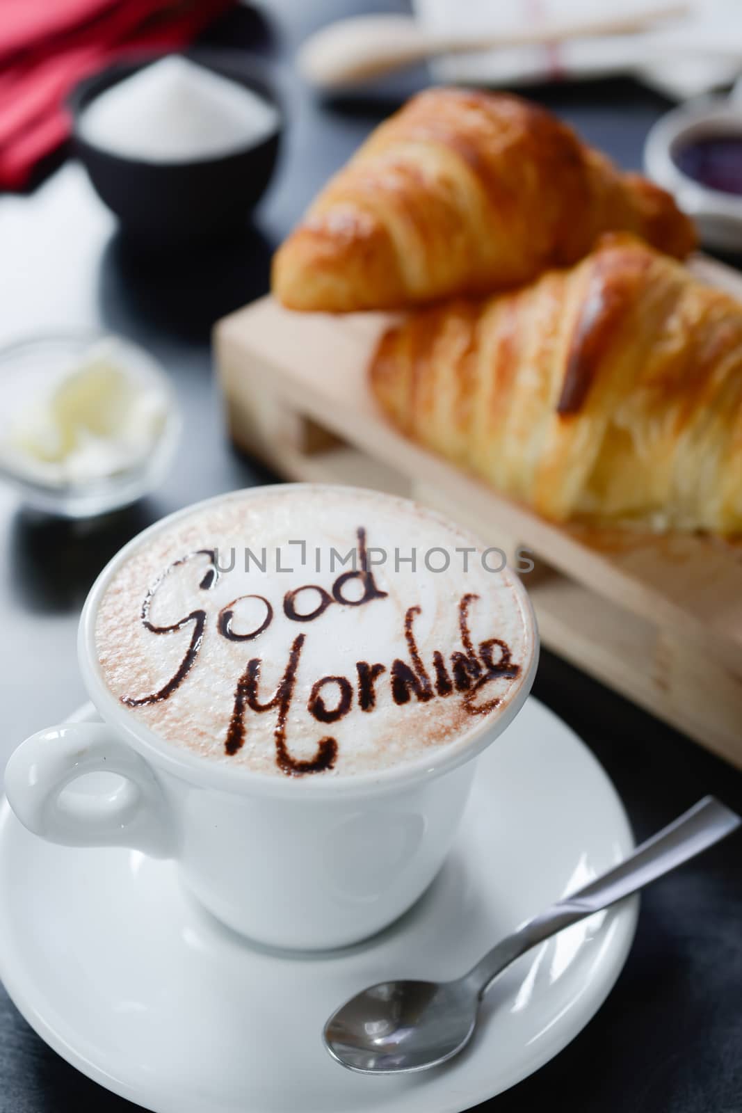 Cappuccino decorato e croissant