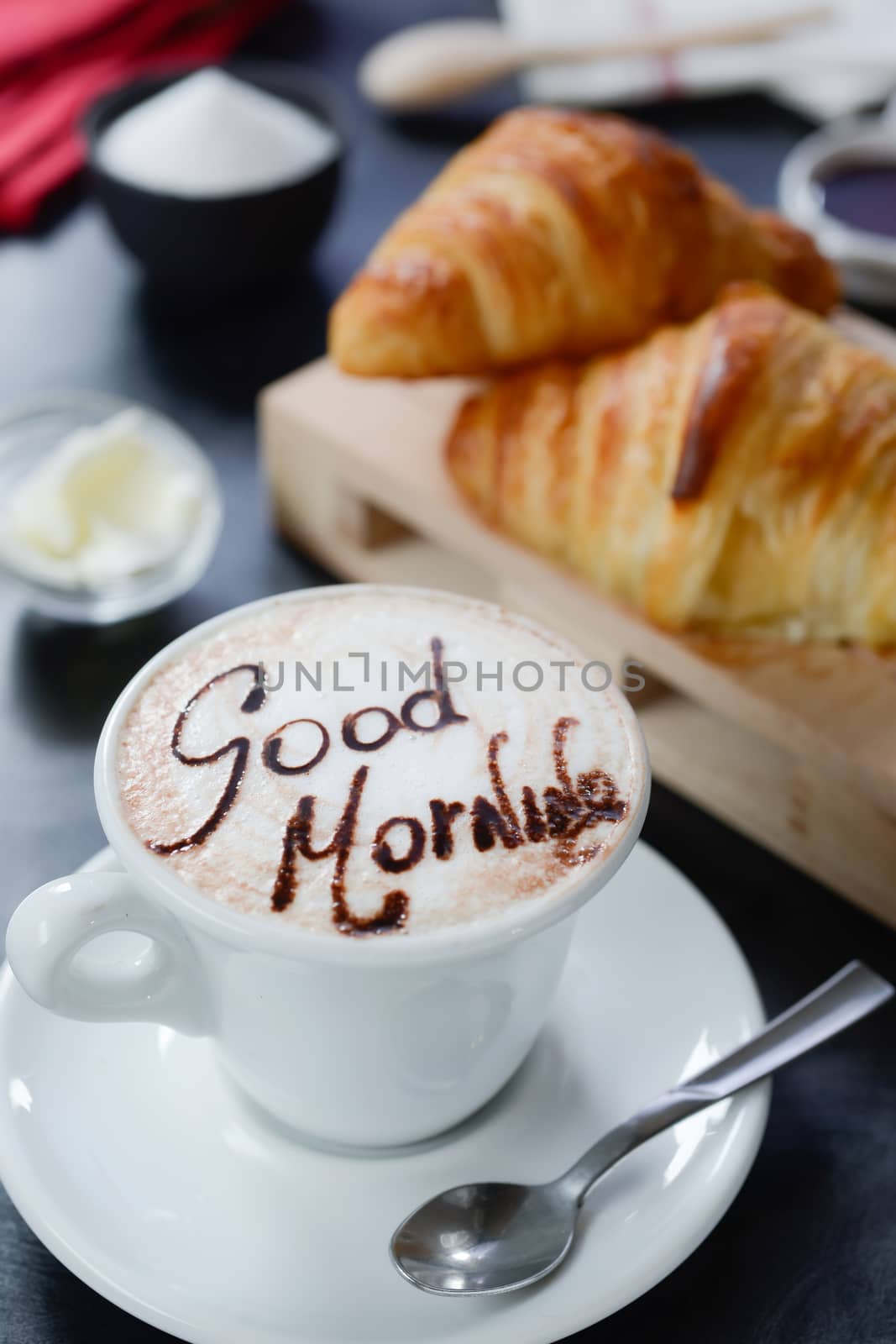 Cappuccino decorato e croissant