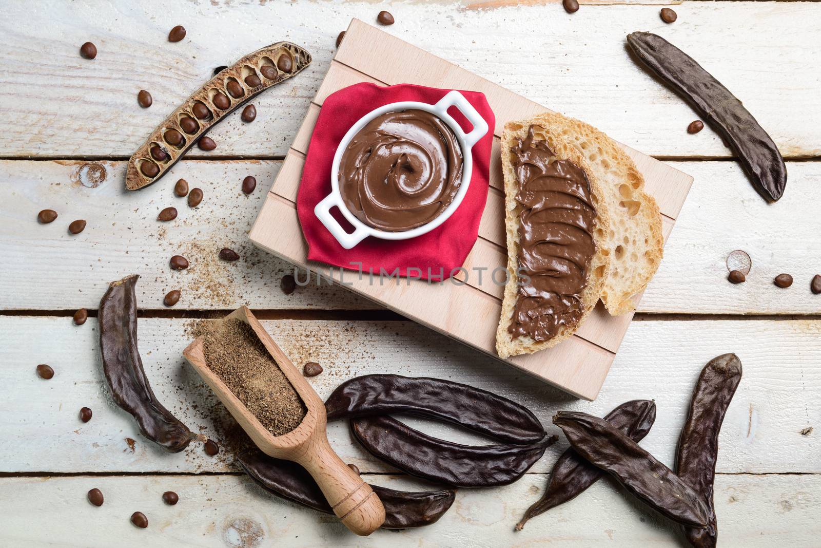 Composizione di crema al cioccolato di carruba