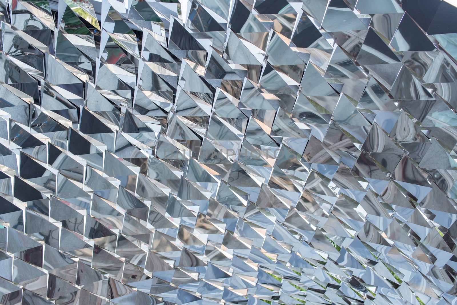 Mirror sculpture in diamond-shape by MCVSN