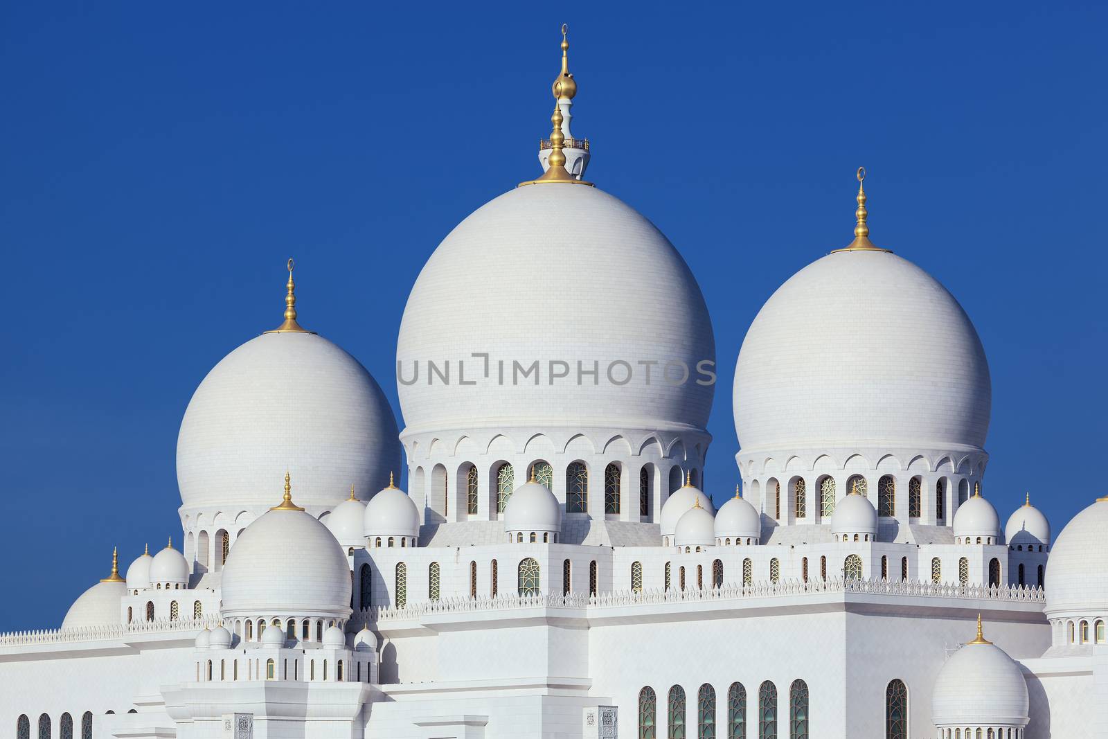 Horizontal view of famous Sheikh Zayed Grand Mosque by vwalakte