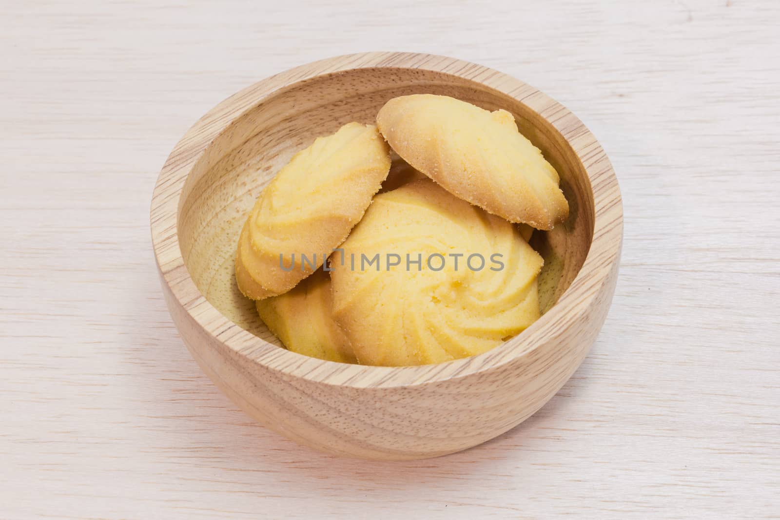 Butter cookies in wooden bowl