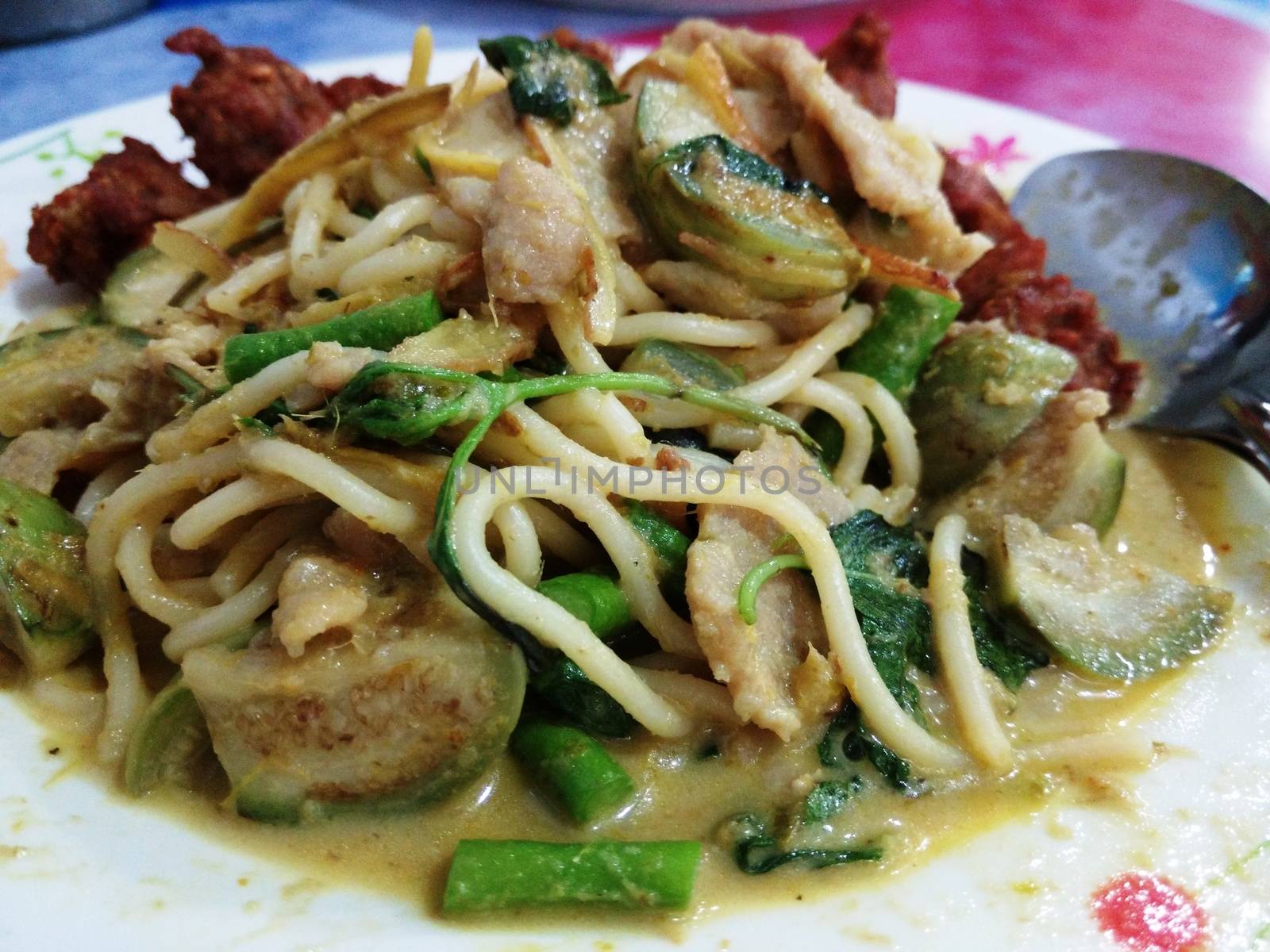 Spaghetti in the Pork Green Curry by Sevenskyx