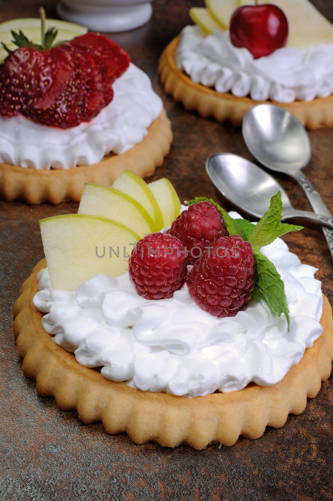 Tartlets with cream and berries by Apolonia