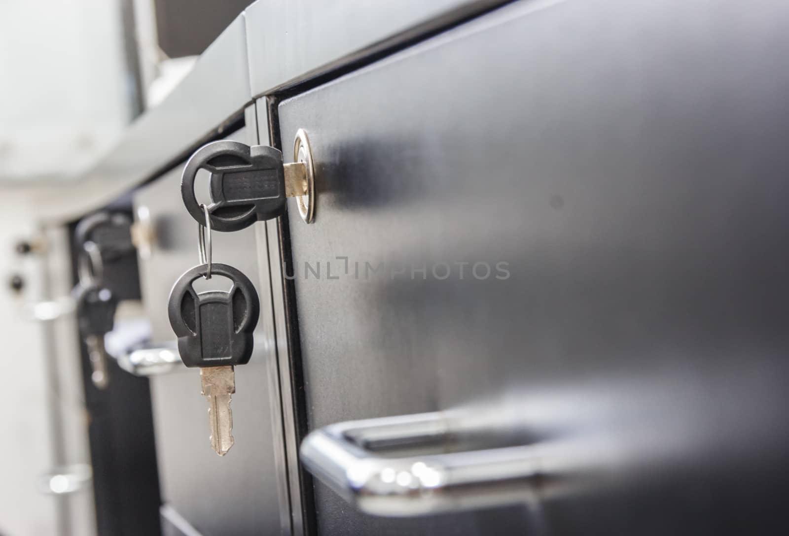 Key cabinet, is equipped to unlock a locked locker.