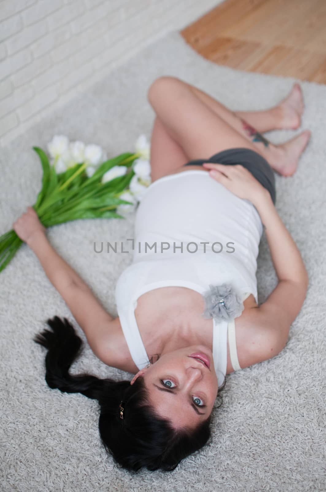 Pregnant woman with flowers  by Linaga