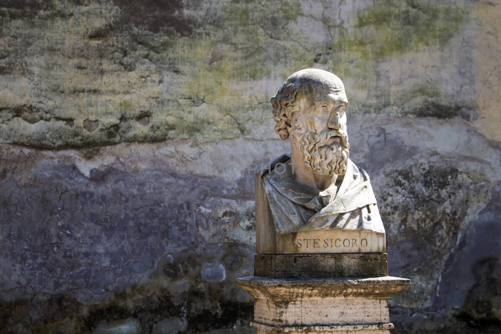 In a park on a hill above city center of Rome, there are many statues - busts of important personalities. One of them is bust of Stesicoro, the first great lyric poet.