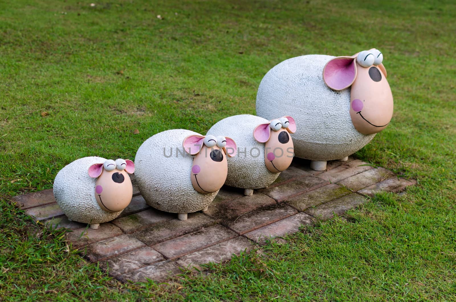 Smile white sheep statue by nop16