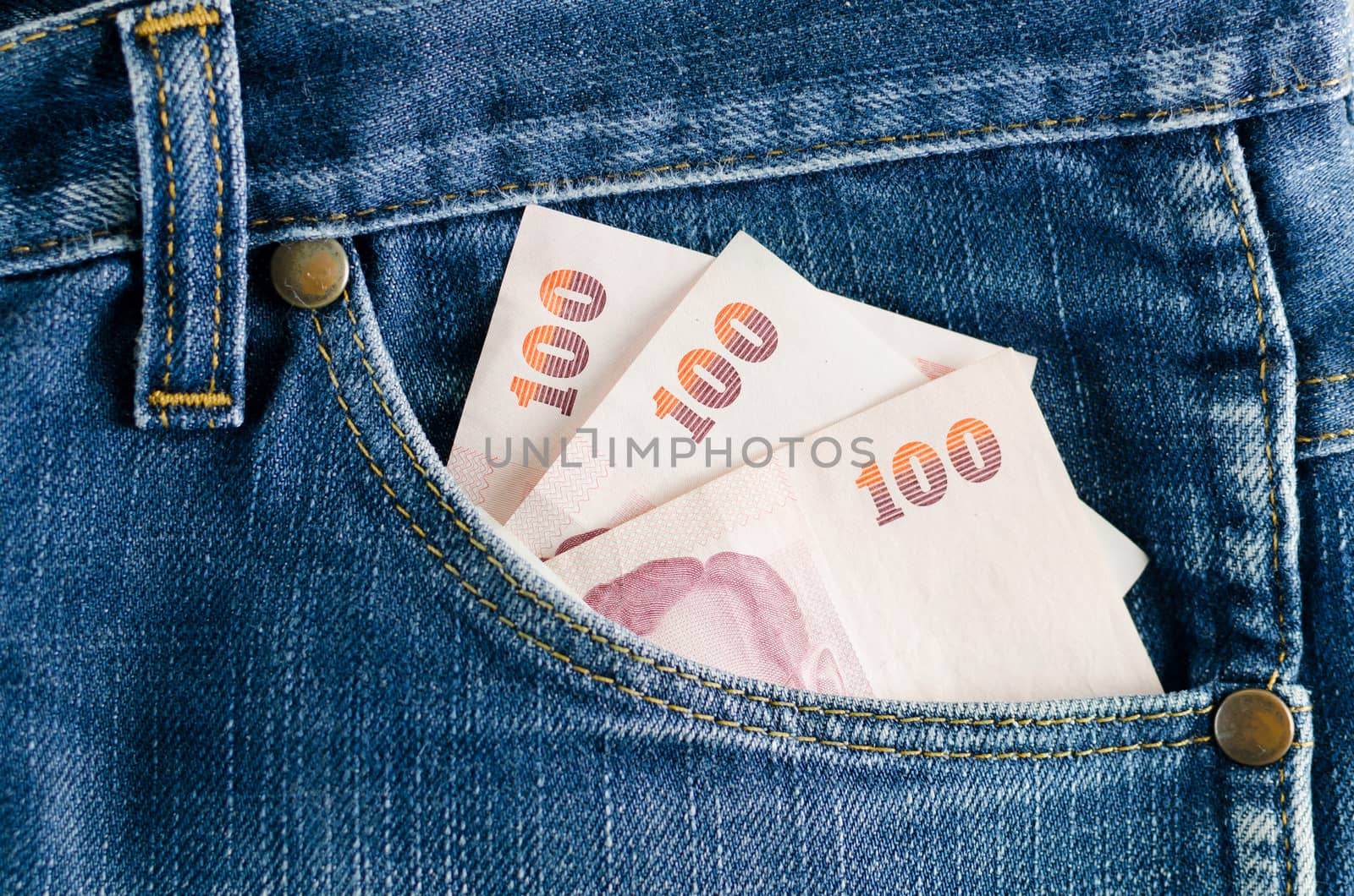 banknotes in the back poket by nop16