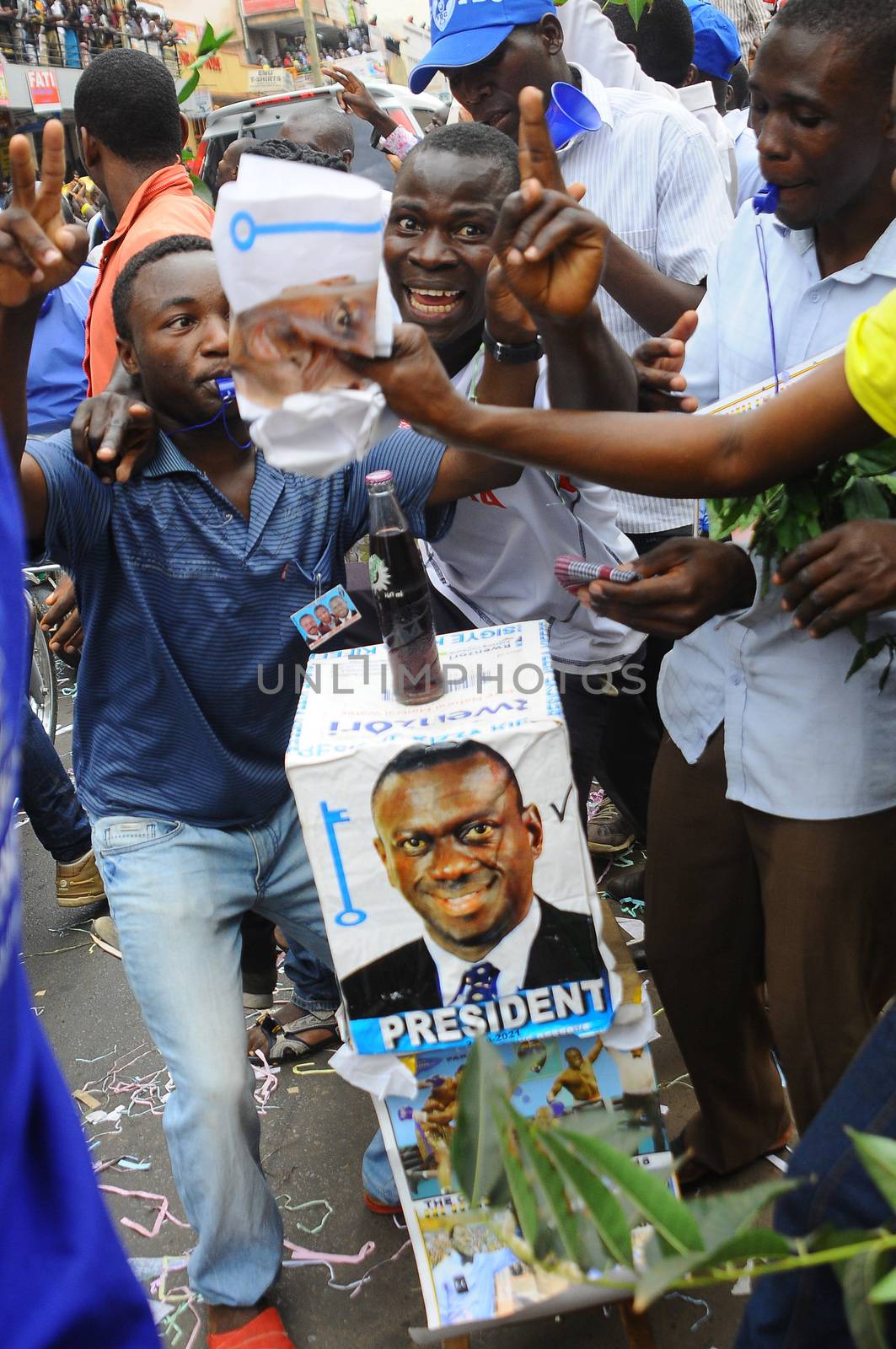 UGANDA, Kampala: Supporters cheer Forum for Democratic Change (FDC) presidential candidate Kizza Besigye at the Makerere University in Kampala on February 15, 2016. Violence erupted as the opposition candidate was arrested twice on his way to several rallies by the police.