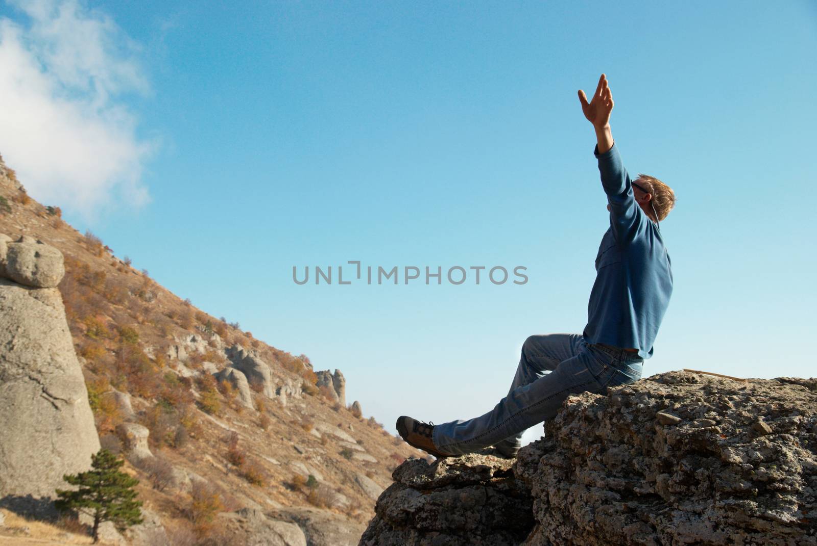 Man gesturing with raised arms by vapi