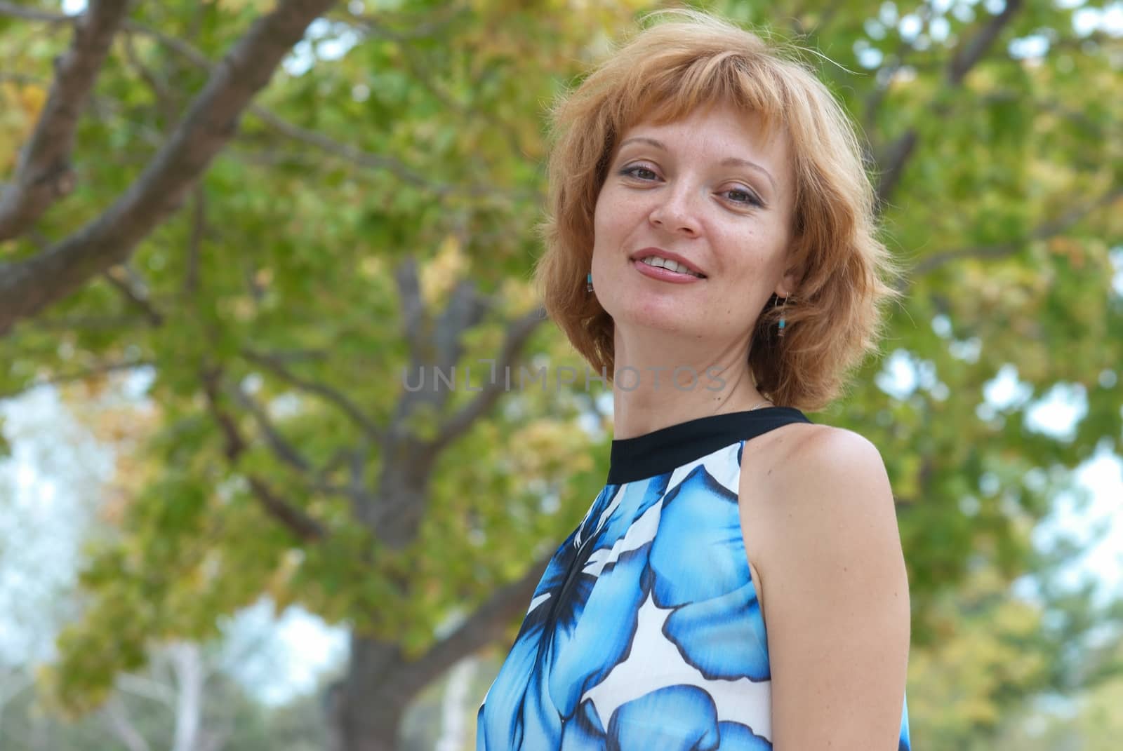 Young woman walking in autumn park by vapi