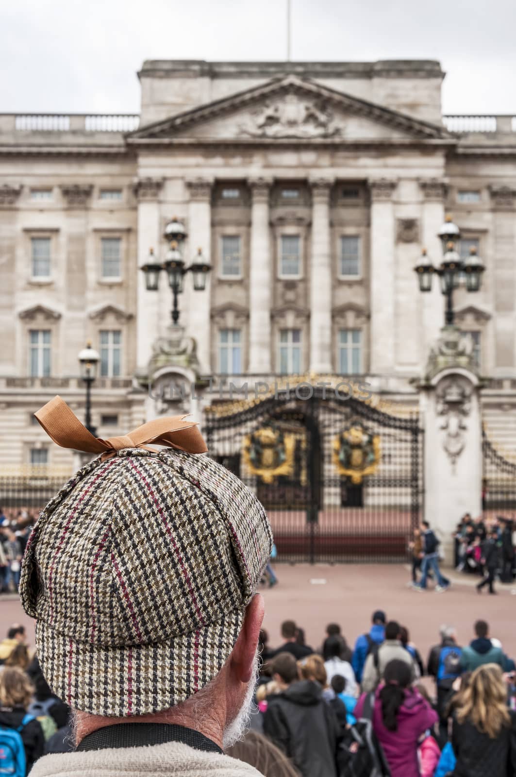 facade of Buckingham Palace in London, UK