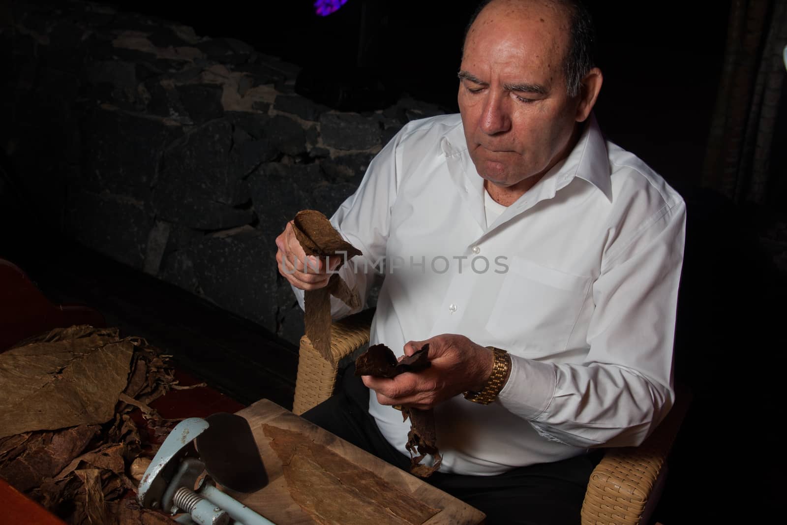 TENERIFE, RITZ ABAMA HOTEL, february 2016-Old man Torcedor rolling hand made cigars parejos







Torcedor rolling hand made cigars parejos