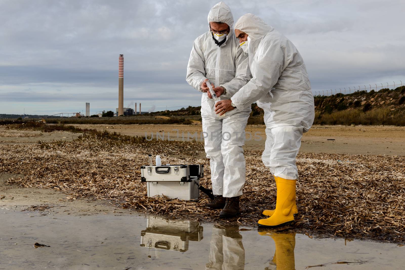 Experts analyze the water in a contaminated environment.