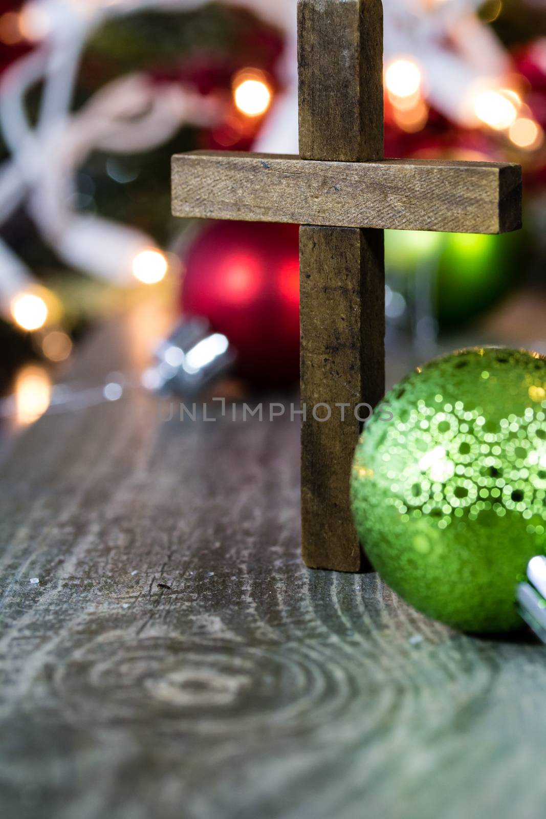 A wooden christmas cross with Christmas decorations.