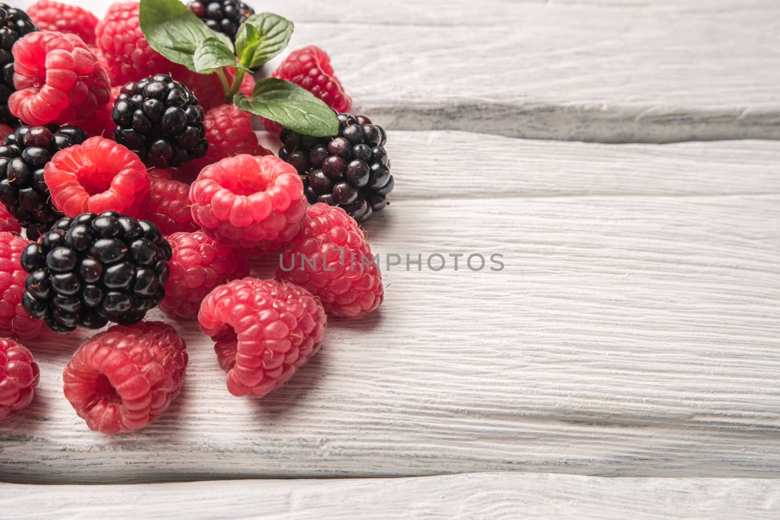 Fresh organic raspberries and blackberries by AnaMarques