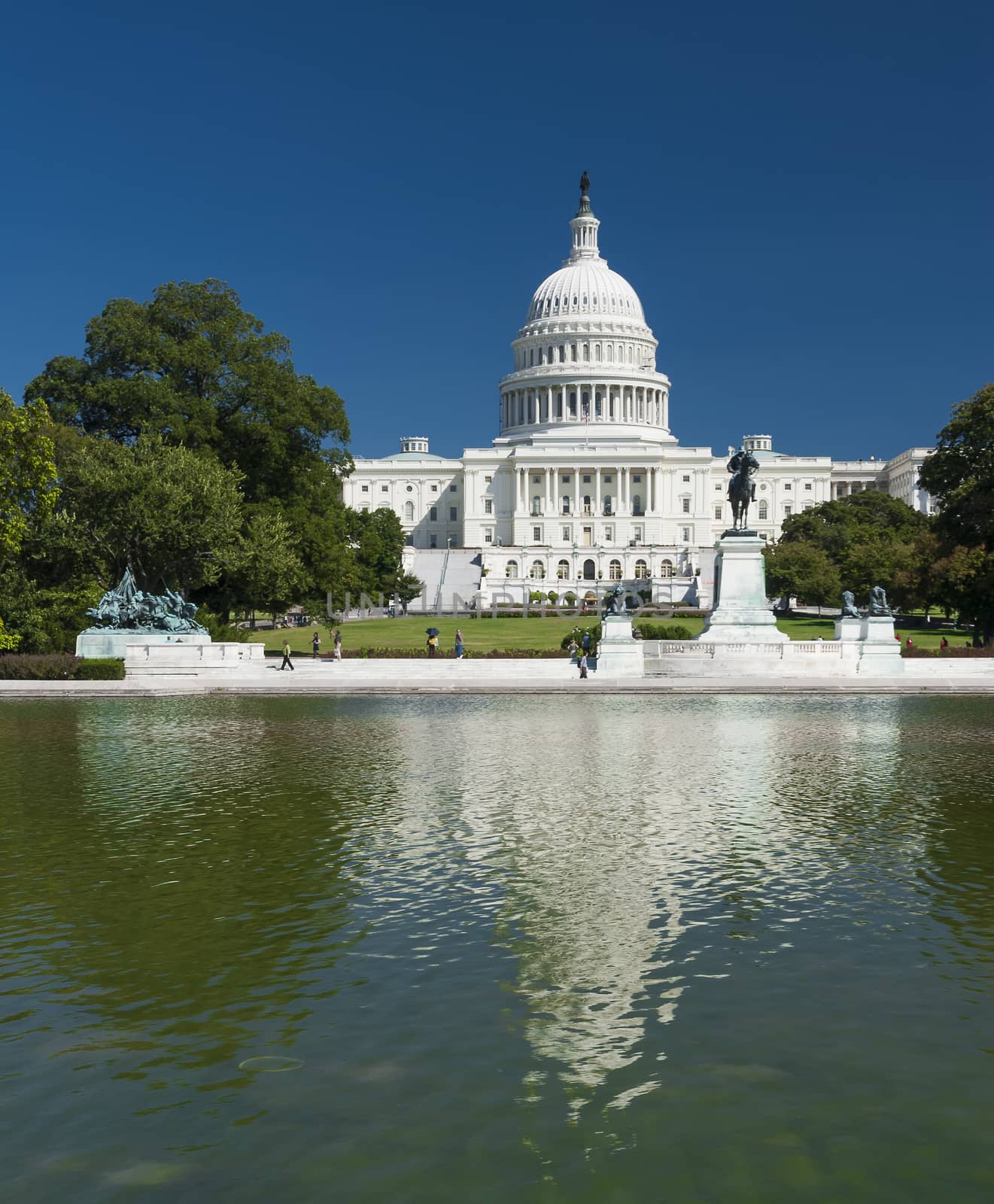 The US Capitol by hanusst